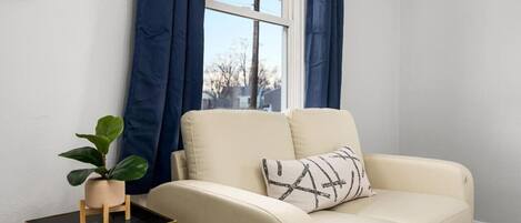 Televisor intel·ligent, llar de foc i llibres