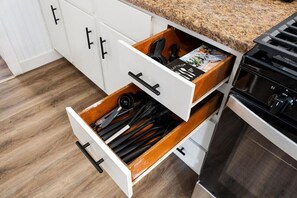 Kylskåp, mikrovågsugn, ugn och spishäll