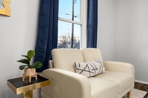 Smart-TV, Kamin, Bücher