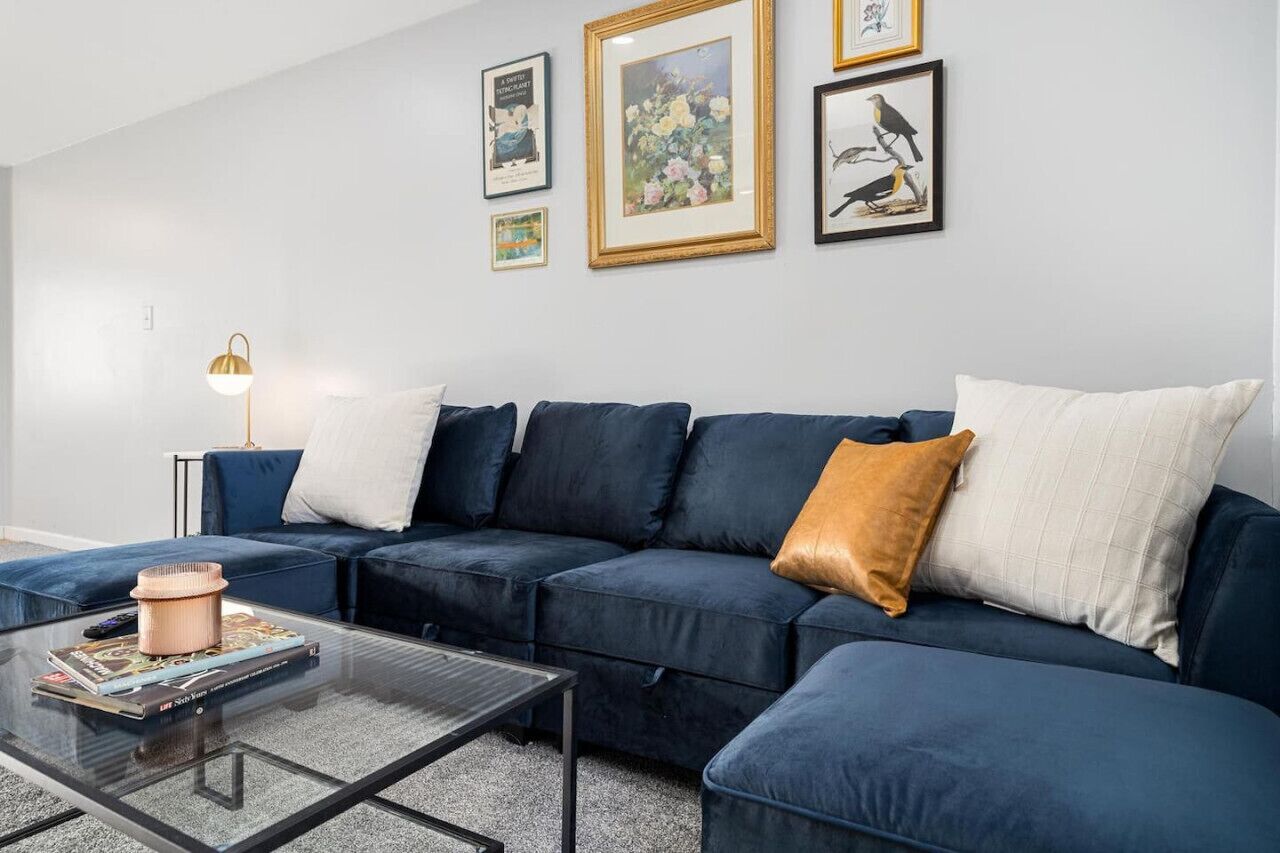 Älytelevisio, takka, kirjoja