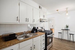 Refrigerador, microondas, horno y parrilla de estufa 