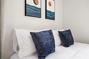2 habitaciones, escritorio, tabla de planchar con plancha y wifi gratis 