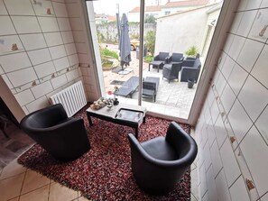 Terrace/patio - Maison Avec Jardin, au Calme, à 300 m de la mer et 5 Minutes des Commerces (Les Sables-d'Olonne)