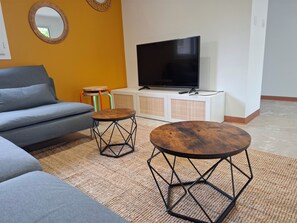Tv, ett bordtennisbord och böcker