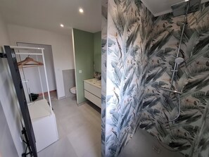 Dusche, Haartrockner, Handtücher, Toilettenpapier