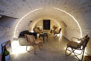 Lobby sitting area - HOTEL DE LA CROIX BLANCHE (Villiers-Saint-Benoit)