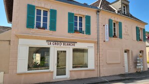 Ein Gebäude mit einem Schild, auf dem „LA CROIX BLANCHE RESTAURANT“ steht.
