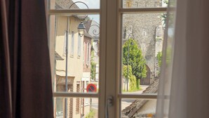 Ein Fenster mit Blick auf eine Straße, eine Kirche und ein Zebrastreifen.