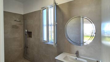 Douche, baignoire Ă  jets, sĂšche-cheveux, bidet