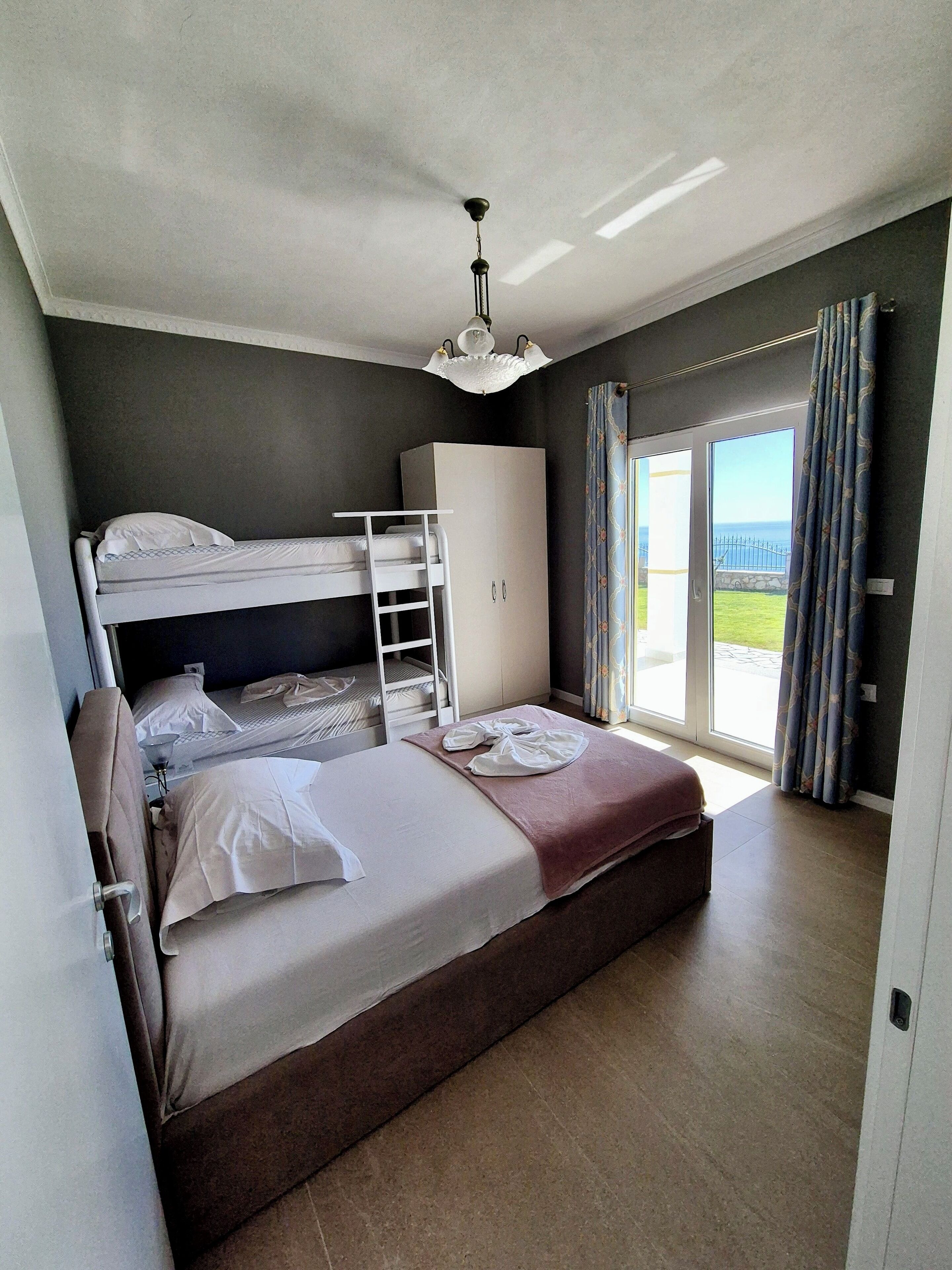 3 bedrooms, iron/ironing board, free WiFi, bed sheets