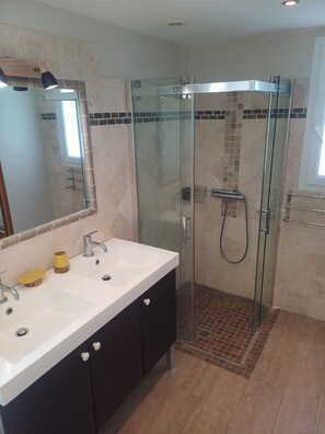 Shower, hair dryer, towels, soap - Gite sur Domaine Viticole Avec Piscine Chauffée (Mormoiron)