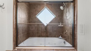 Douche, séchoir à cheveux, serviettes fournies, savon