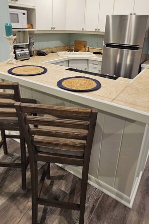 Fridge, microwave, oven, stovetop - Mermaid Cottage  (Sarasota)