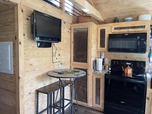 Fridge, microwave, oven, stovetop - Rustic Mountain Cabin 225 (Topton)