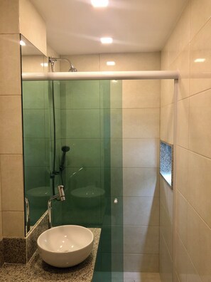Chuveiro, secador de cabelo, toalhas de banho, sabonete