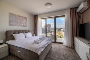 Panoramic Studio Suite, River View | Egyptian cotton sheets, premium bedding, memory-foam beds - Waterfront Residences (Belgrade)