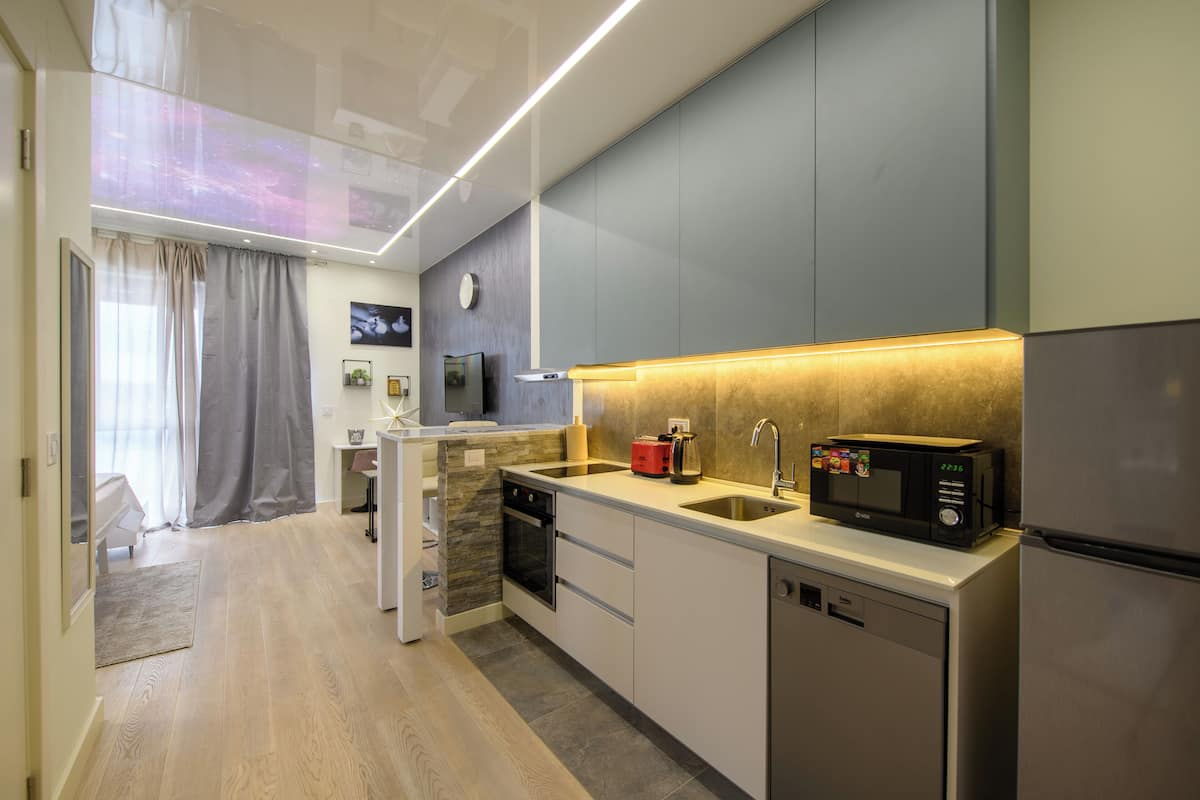 Design Studio, Terrace | Dapur peribadi | Peti sejuk/penyejuk beku saiz penuh, ketuhar gelombang mikro, ketuhar
