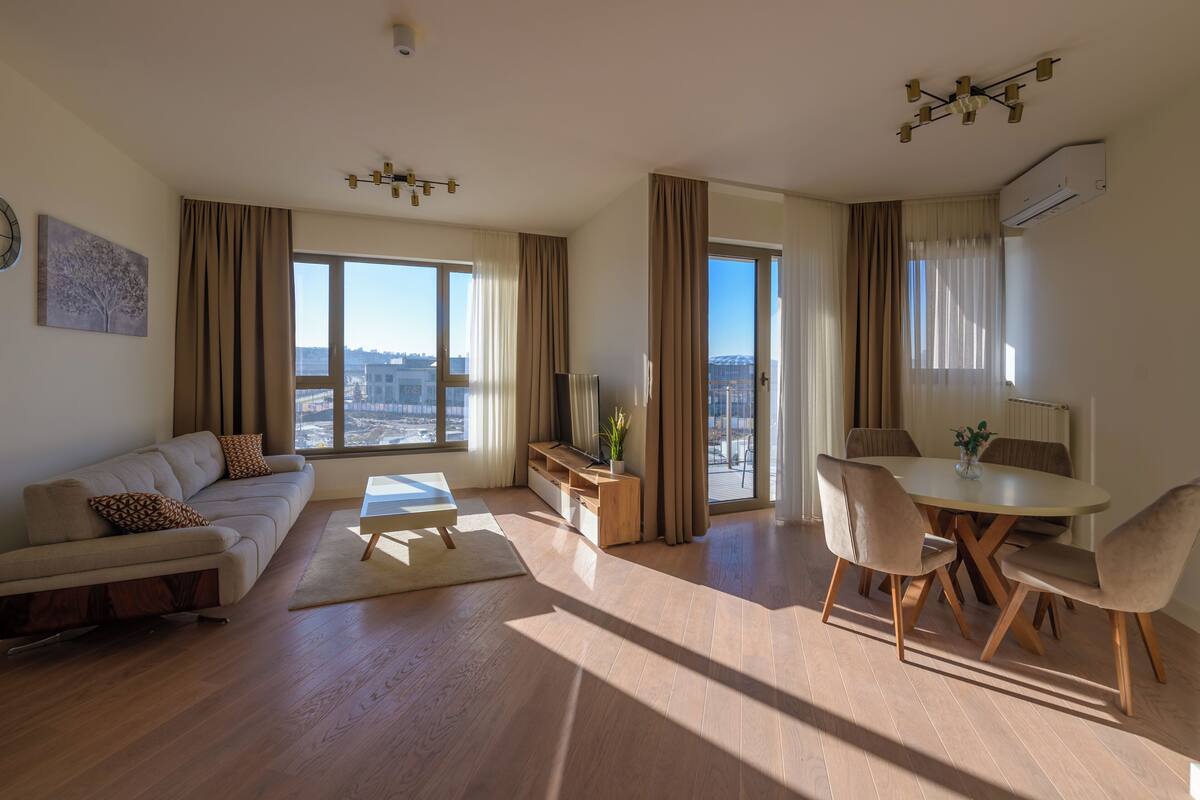 Apartamento panorâmico, 2 quartos, vista para o rio | Área de estar | TV LED