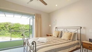 3 habitaciones, tabla de planchar con plancha y ropa de cama 