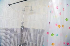 Shower, towels, soap, toilet paper - SenResidenceAlmadie Studio B2 at Ngor Almadies (Dakar)