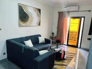 TV - SenResidenceAlmadie Superb studio B1 (Dakar)