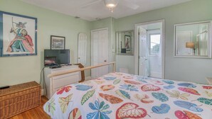 A bedroom with a bed, a desk, a television, and a ceiling fan. - Charles Village 1-BR, Walk to Johns Hopkins (Baltimore)