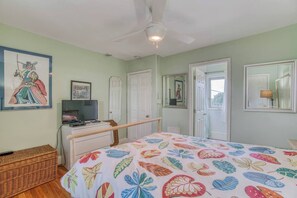 1 bedroom, iron/ironing board, WiFi, bed sheets - Cozy 1 bdrm/1 bath Charles Village/Hopkins Apartment (Baltimore)
