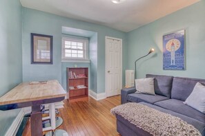 Smart TV, books - Cozy 1 bdrm/1 bath Charles Village/Hopkins Apartment (Baltimore)