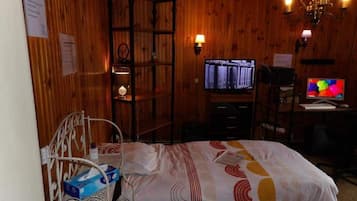3 bedrooms, desk, iron/ironing board, free WiFi