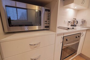 Four à micro-ondes, un four, surface de cuisson, lave-vaisselle