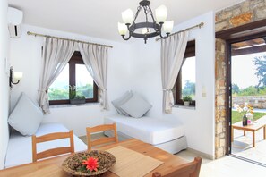 Luxury-Apartment, Gartenblick | Zimmersafe, schallisolierte Zimmer, kostenloses WLAN, Bettwäsche