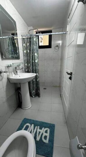 Shower - SenresidenceAlmadie lovely 2 bedrooms and 2 Baths Fully equipped kitchen  (Dakar)