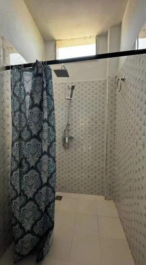 Shower - Quiet and Secure Studio C5 (Dakar)
