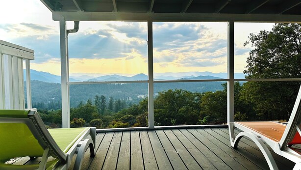 A covered deck with a view of a mountainous landscape. - Stunning View, Fully Stocked Kitchen Near Wineries (Grants Pass)