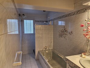 Dusche, Handtücher, Seife, Toilettenpapier