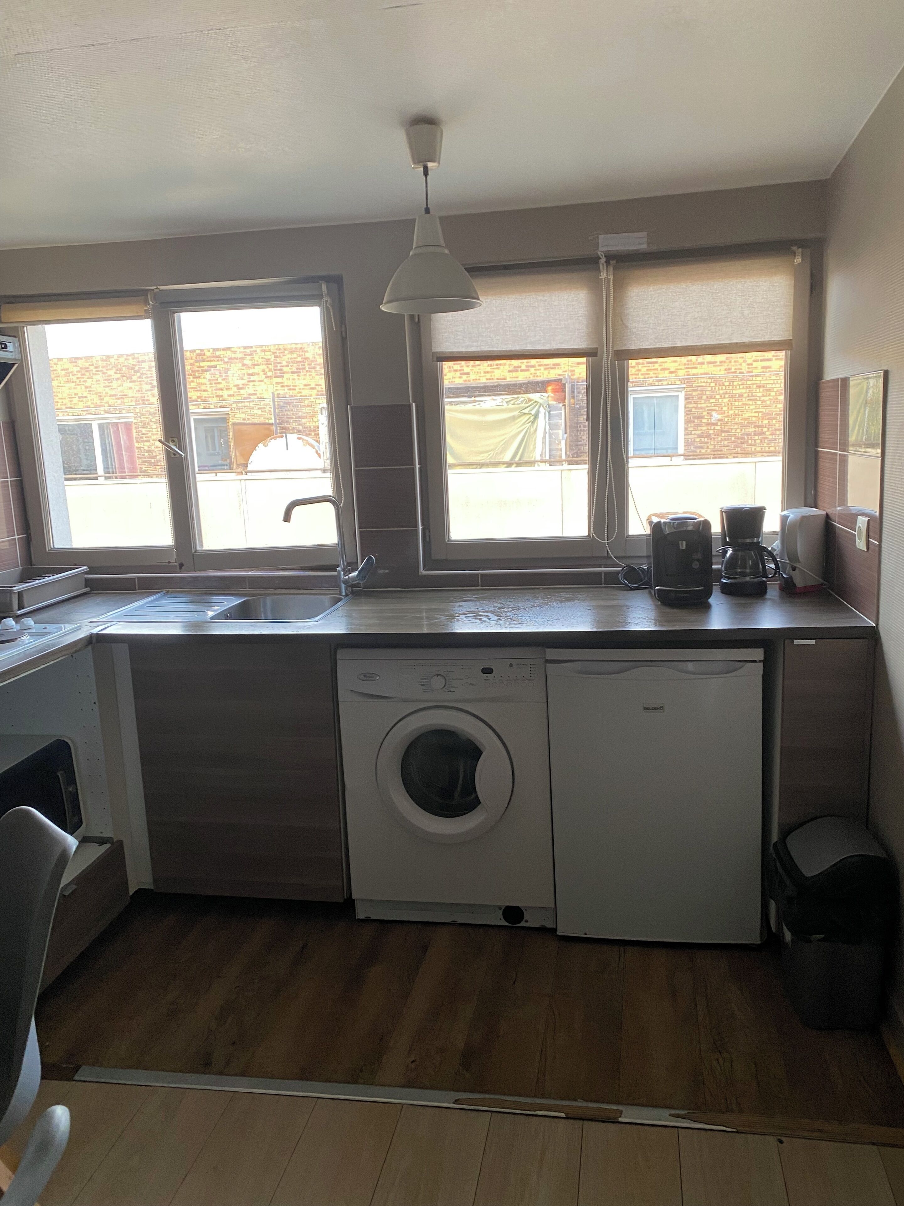 Réfrigérateur, four, plaque de cuisson, bouilloire électrique