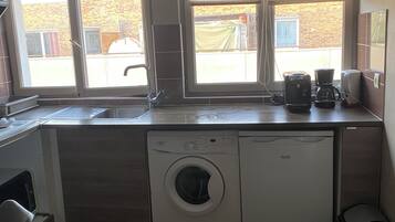 Réfrigérateur, four, plaque de cuisson, bouilloire électrique