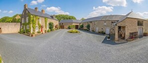 Front of property - Aux léopards Normands  (Mandeville-en-Bessin)