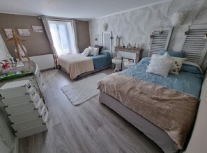 Familie suite, 2 slaapkamers, privébadkamer, uitzicht op tuin | 1 slaapkamer, een minibar, individueel gedecoreerd