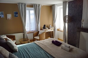 Familie suite, 2 slaapkamers, privébadkamer, uitzicht op tuin | Luxe beddengoed, een minibar, individueel gedecoreerd