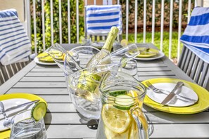 Outdoor dining - Lakefront Villa 1min to Beach with Golf Course & Lake Views | Heated pool  (Palm Coast)