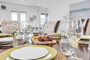 Dining - Lakefront Villa 1min to Beach with Golf Course & Lake Views | Heated pool  (Palm Coast)