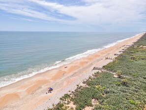 Playa en los alrededores, camastros y toallas de playa 