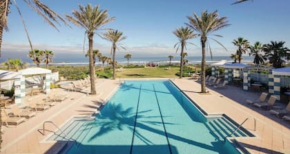 Lakefront Villa 1min to Beach with Golf Course & Lake Views | Heated pool