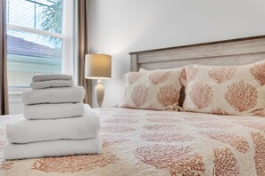 5 bedrooms, desk, iron/ironing board, free WiFi - Lakefront Villa 1min to Beach with Golf Course & Lake Views | Heated pool  (Palm Coast)