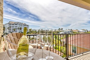 Property grounds - Lakefront Villa 1min to Beach with Golf Course & Lake Views | Heated pool  (Palm Coast)