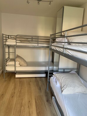 8 Schlafzimmer, Bügeleisen/Bügelbrett, Bettwäsche