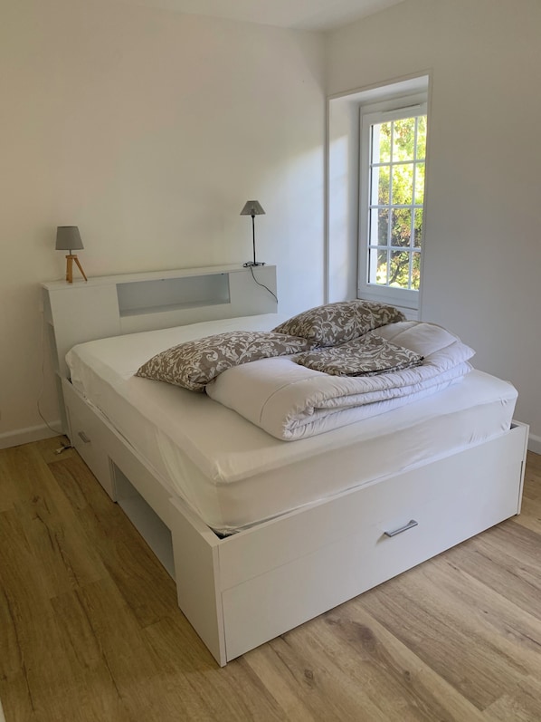 8 bedrooms, iron/ironing board, bed sheets