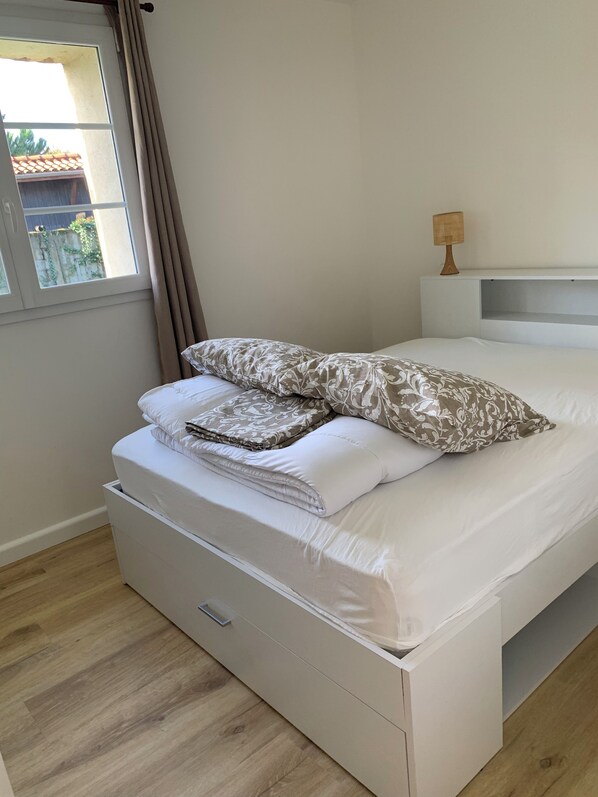 8 habitaciones, tabla de planchar con plancha y ropa de cama 