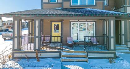 Family-Friendly 3BR: Rockies Fun & Cochrane Charm